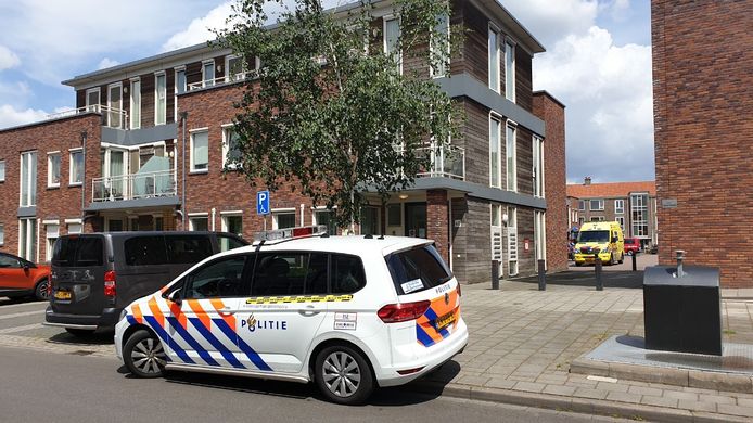 Aan de Zonstraat in Enschede is zaterdagmiddag door nog onbekende oorzaak brand ontstaan bij Aveleijn ‘t Veldhoes.