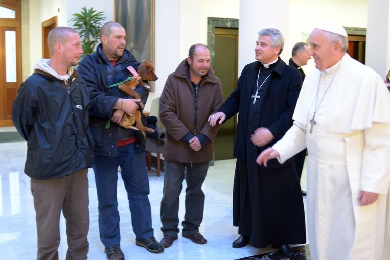 Zijn 77ste verjaardag vierde Franciscus met een ontbijt met vier zwervers. Beeld AFP