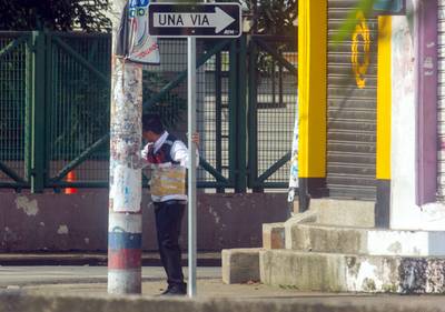 Un agent de sécurité avec des explosifs scotchés autour de son buste secouru par la police en Équateur