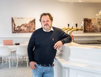 Overal in Smetlede wordt flamboyante makelaar Peter-Jan Matthijs (47) herinnerd aan zijn opa Albert: “Nu is het mijn beurt om in de politiek te gaan”