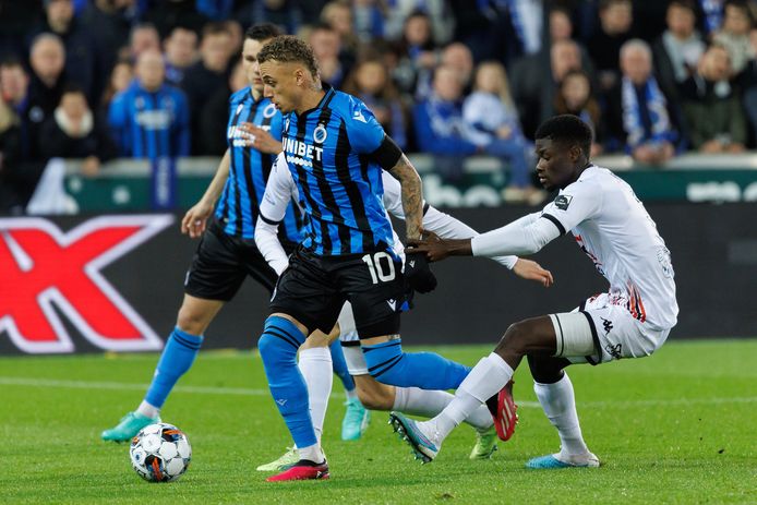 Club players Noa Lang and Abu Mellal Ba fight for the ball during a football match between Club Brugge KV and Union Club Seraing, Friday 07 April 2023 in Bruges, on day 32 of the 2022-2023 UEFA Champions League of the Belgian Championship.  .  BELGA PHOTO KURT DESPLENTER