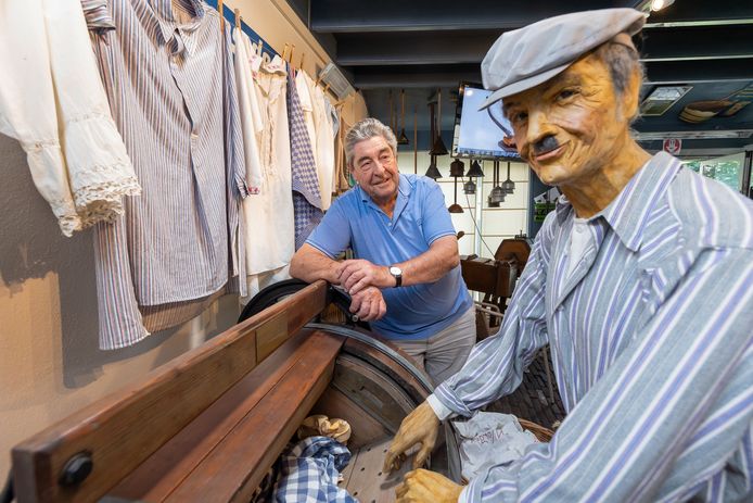 Bernard Vekemans in zijn Wasch en Strijk museum in Boxtel. Het museum moet het vooral hebben van fietsers die onderweg in Boxtel stoppen, maar door de vele regen zijn dat er niet veel dit jaar.