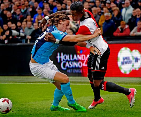 Eljero Elia namens Feyenoord in actie tegen Giovanni Troupée van FC Utrecht. Mogelijk zijn de twee snel teamgenoten.