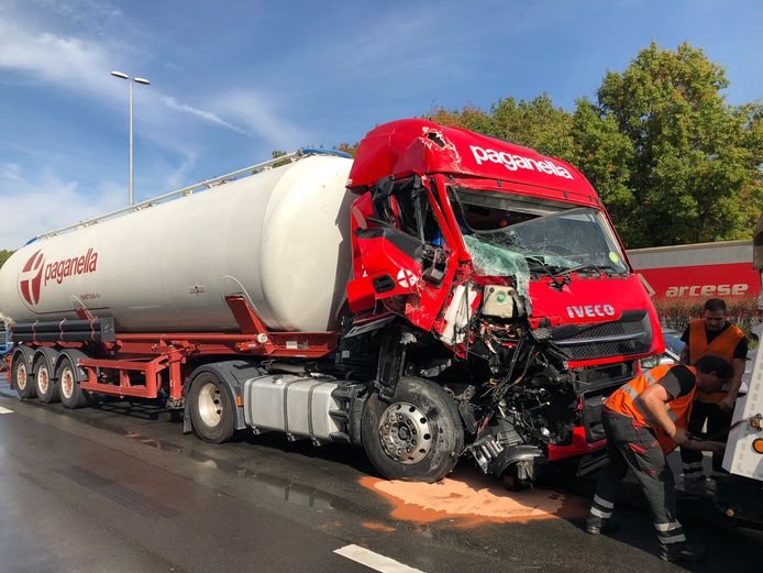 Een ongeval met twee vrachtwagens en een personenwagen zorgt voor een file richting Gent en Hasselt.