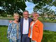 Linda Schamps en Nancy Cattoor met burgemeester Dirk De fauw