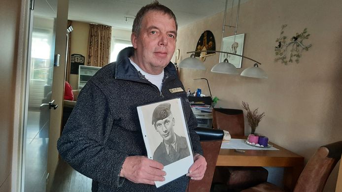 Hans Peters uit Groesbeek met een foto van zijn in 1962 vermoorde vader.