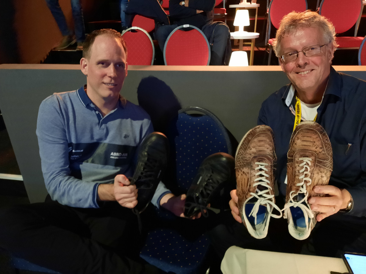 Jeffrey Jorissen (links) en Jan Rosmulder wisselen na de gewonnen achtste finale van de Hagenaar weer van schoenen.