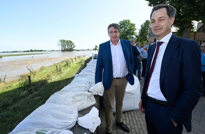 Vlaams minister-president Jan Jambon en premier Alexander De Croo bezoeken Maaseik tijdens de watersnood. (17/07/21)