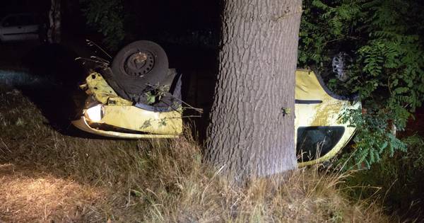 Auto knalt tegen boom in Achtmaal, bestuurder pas weer aangetroffen in ziekenhuis