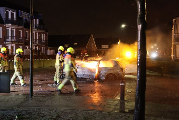 slijtage plotseling Geestig Brandweer druk met aangestoken stapels autobanden, aanhangers en caravan in  Bommelerwaard | 112 | bd.nl
