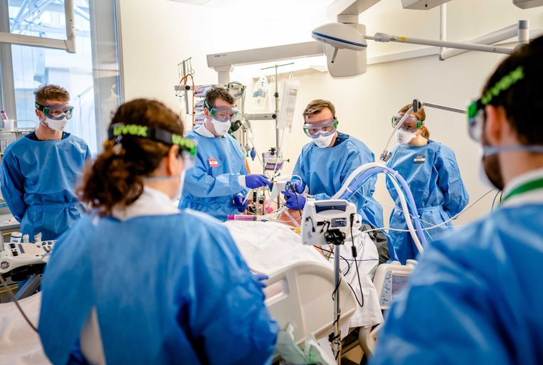 Medewerkers op de Covid-afdeling van het Leids Universitair Medisch Centrum. Beeld ANP