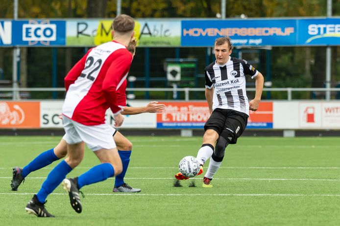 Sander Bruinink van Zwart-Wit neemt nog wel initiatief, maar kon een dikke nederlaag van zijn ploeg niet voorkomen.