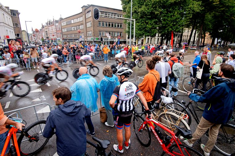De start van de Vuelta brengt tienduizenden wielerfans op de been. De fans kijken naar het warmrijden van de teams.  Beeld Olaf Kraak