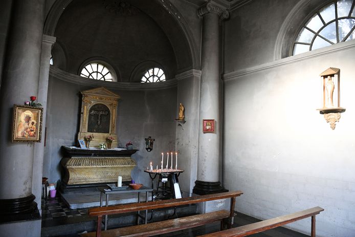 Onverlaat gooit Mariabeeld in kapel Sint-Kwinten stuk