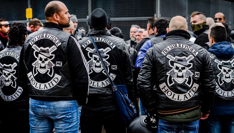 Leden van motorclub No Surrender verzamelen zich bij een boot voorafgaand aan de uitvaart van captain Brian Dalfour in 2015. Beeld ANP
