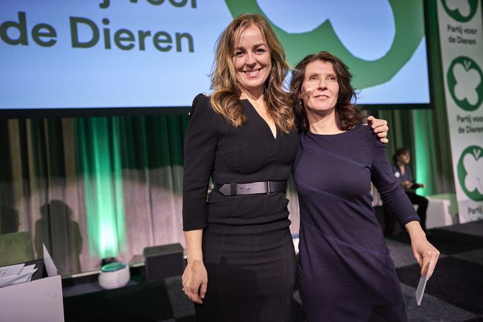 Esther Ouwehand, chef de faction du PvdD (à droite) et Marianne Thieme, fondatrice du parti.