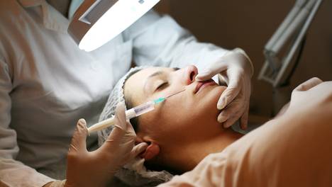 Dit moet je weten over botox: “Ooit gebruikt om spasmen bij baby’s aan te pakken, nu populair antirimpelmiddel”