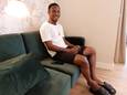 De jonge Nigeriaan Martins Ifeanyi Victor in zijn hotelkamer. Hij wil doorleren om een nog betere kok te worden of kapper. „Ik wil een goed leven hebben.”