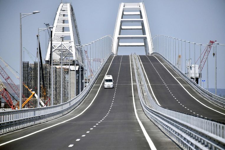 De Krimbrug vlak voor de openingscerenomie in 2018, terwijl aan het spoorgedeelte ervan nog druk wordt gewerkt. Beeld AFP
