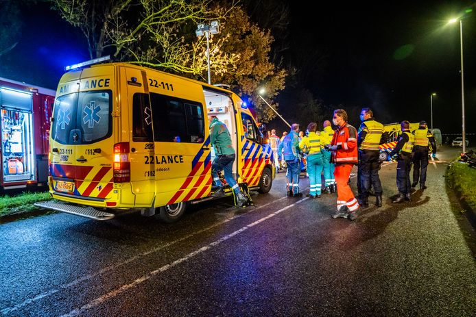 Drie doden bij ongeval Heeklaan in Helmond. De bestuurder van een auto kwam frontaal in botsing met een ambulance. twee jongens van 16 kwamen hierbij om het leven. De andere is 15. Een andere jongen van 15 is ernstig gewond geraakt.