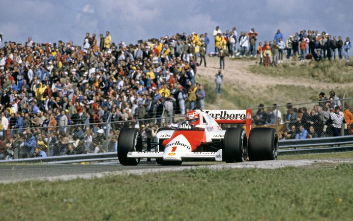 Niki Lauda in actie met zijn Marlboro Mc Laren International tijdens zijn gewonnen race in Zandvoort in 1985.