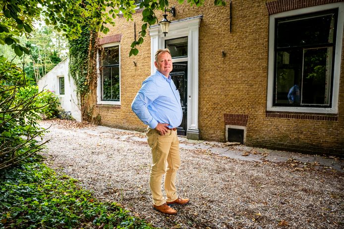 Makelaar Thomas Kempers van Kempers & Koppenol Makelaardij zoekt een nieuwe eigenaar voor deze boerderij uit 1794.