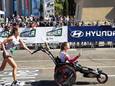 Lotte De Vet (27) en Kimberly Menu (26) verbraken het wereldrecord marathonlopen met rolstoel in Barcelona.