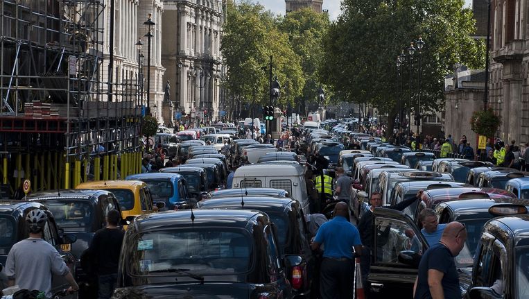 Taxichauffeurs in Londen blokkeren de omgeving van het Britse parlement uit protest tegen de introductie van UberPop en andere nieuwe taxidiensten. Beeld epa