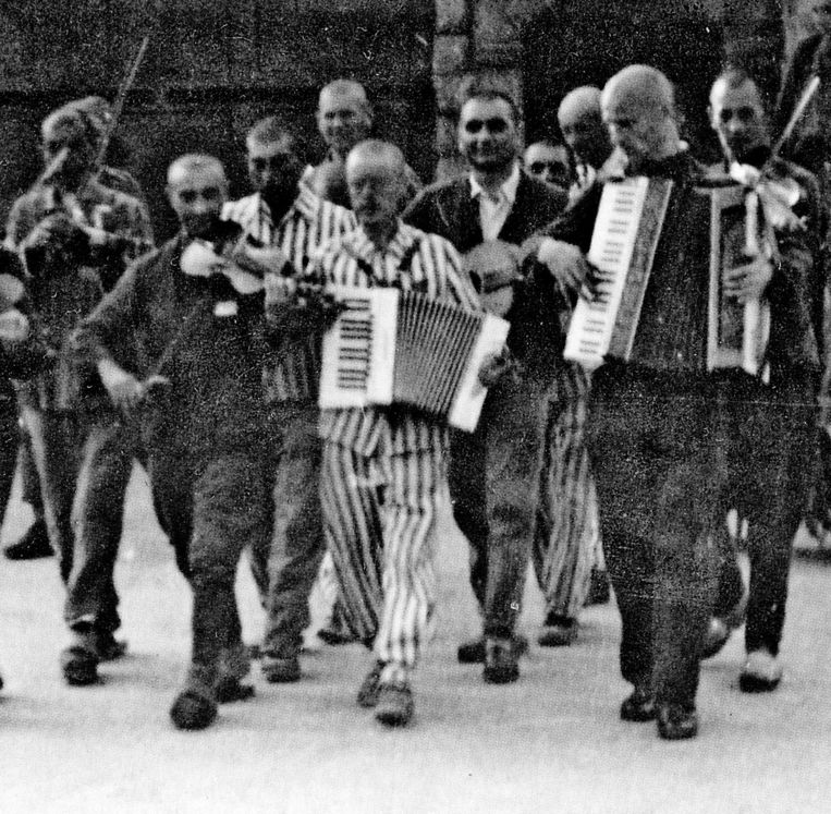 Een beeld uit het kamp in Mauthausen. Voor de executie van Hans Bonarewitz moest een gelegenheidsorkest eerst enkele ­deuntjes ­spelen. 
 Beeld http://de.wikipedia.org/w/index.