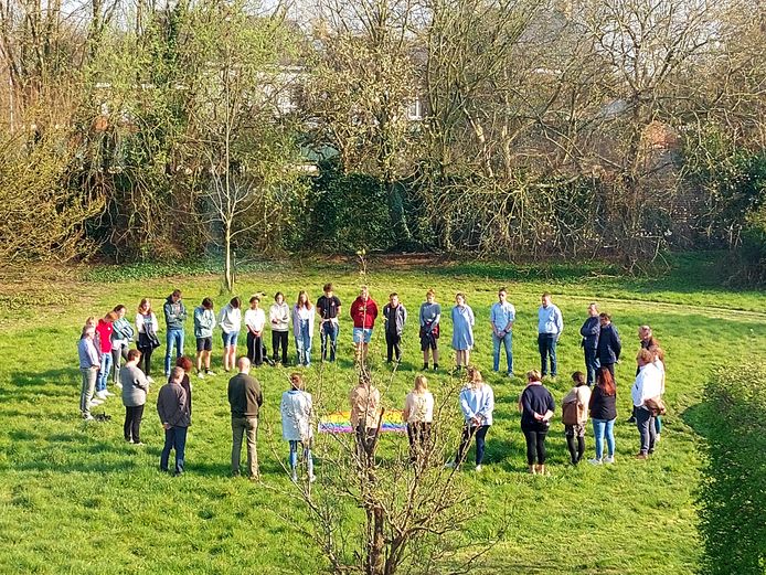 In het Lodewijk Makeblijde college kwamen donderdagnamiddag leerlingen en leerkrachten samen om een Stiltecirkel voor Vrede te vormen.