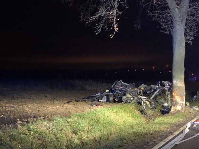 De jongeman kwam met zijn wagen tegen een boom naast de N80 terecht.