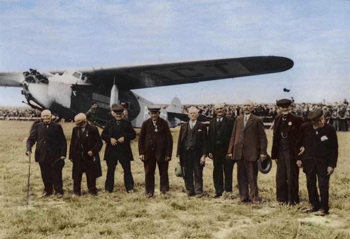 Peerke van Roij, eerste van links voor het vliegtuig waarmee hij de lucht in mocht in 1932.