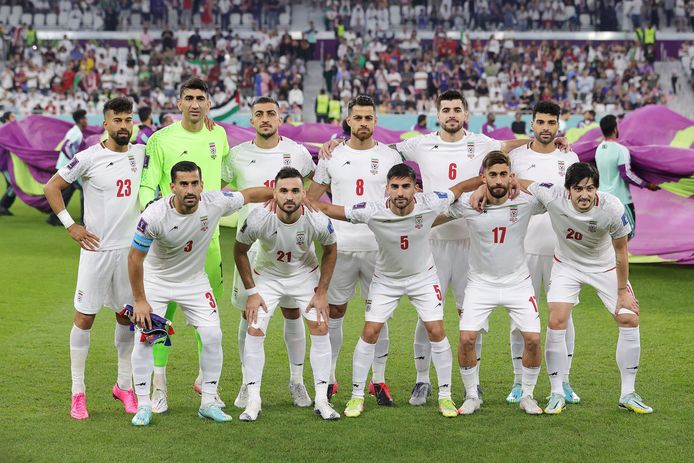 Het team van Iran tijdens het WK voetal in Qatar voor de match tegen de VS eind november. Van de spelers die namens Iran meededen aan het WK heeft niemand zich uitgesproken tegen de nakende executie van Amir Nasr-Azadani.