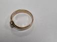 De aangetroffen gouden ring met een specifieke datum erin.