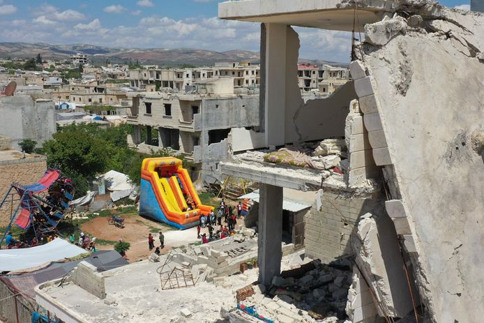 Een klein speelterrein opgezet voor kinderen tussen het puin van vernielde gebouwen in de Syrische stad Aleppo. Beeld van 21 april.