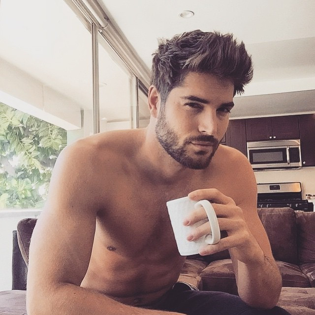 Deze Instagram-account van mooie mannen met koffie | Foto | hln.be