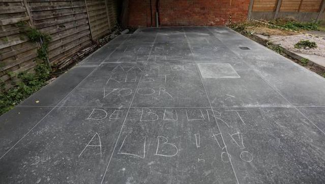 De vandaal liet zijn boodschap in krijt achter op de nieuwe terras van restaurant Cantine Copine.