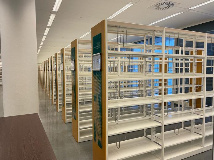Lege boekenrekken in de centrale bibliotheek van Den Haag aan het Spui.