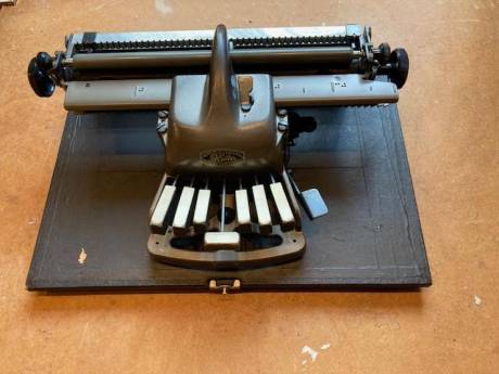 Iemand blij met een brailletypemachine? Lezers helpen lezers