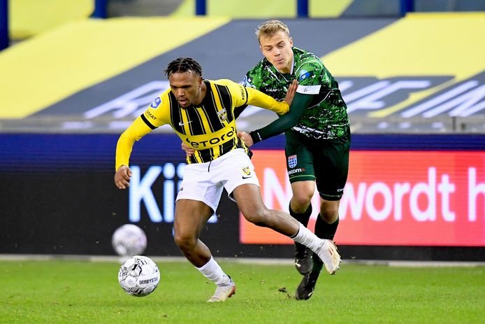 Loïs Openda scoorde kort na rust na slordig balverlies van Thomas van den Belt, die hem hier probeert af te stoppen.