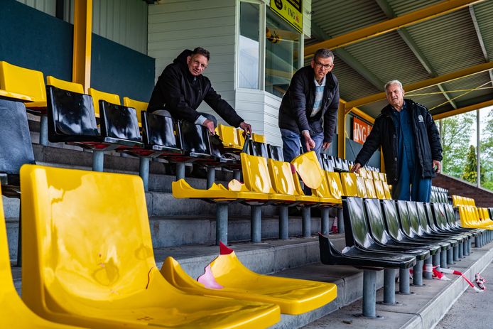 Vrijwilligers Martin Orsel, Henk Ruitenberg en Free van Voorst van Colmschate op de tribune van hun club met vernielde stoeltjes
