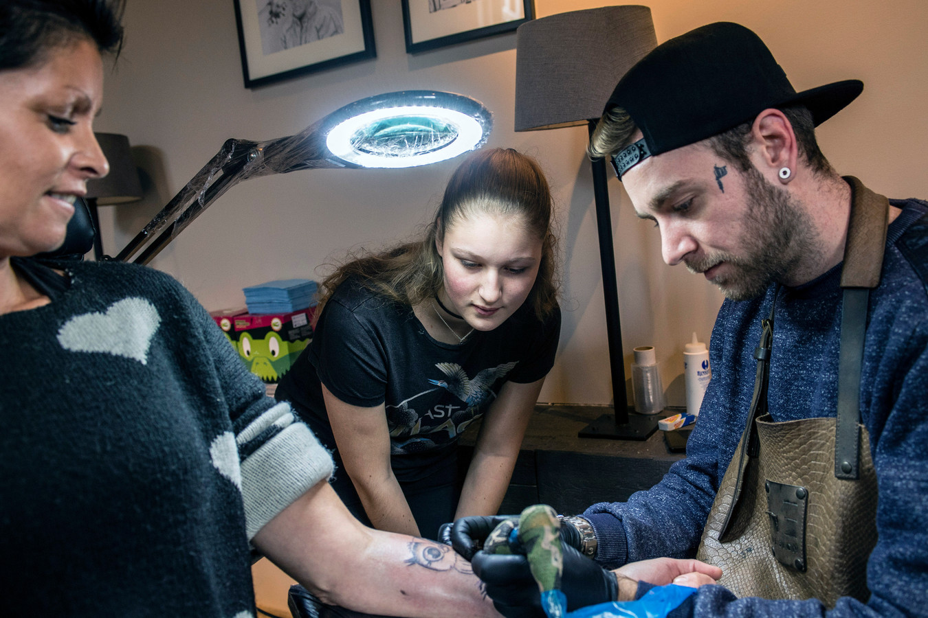 Marit (16) wil een eigen tattooshop, nu eerst oefenen op ...