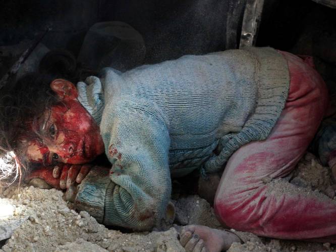 De gruwel van Syrië: meisje ligt bebloed naast dode lichaam van zus