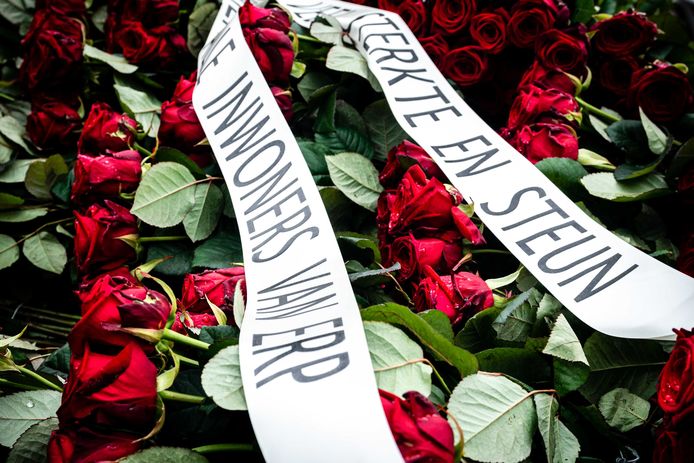 Duizend rode rozen bij de Sint-Servatiuskerk in Erp. Zeven inwoners van het Brabantse dorp zijn overleden.