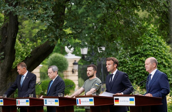 De Roemeense president Klaus Iohannis, Mario Draghi, Emmanuel Macron en Olaf Schol (rechts) waren op bezoek in Kiev.