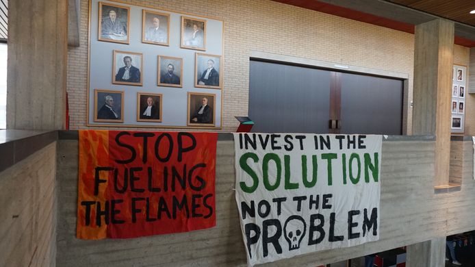 De actiegroep protesteert onder meer tegen de fossiele brandstofindustrie.