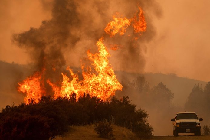 Het vuur heeft 75 huizen verwoest, ruim 23.000 mensen hebben hun huis moet verlaten. Over heel Californië proberen 14.000 brandweerlieden het vuur te bedwingen.