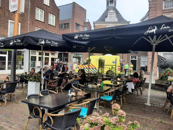 The terrace of San Tiago in Tiel is still open despite the fire brigade action in the center.  In the background is an ambulance where people who have complaints due to odor nuisance can report.