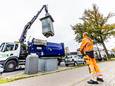 Afval uit een ondergrondse container wordt afgevoerd met een vuilniswagen.