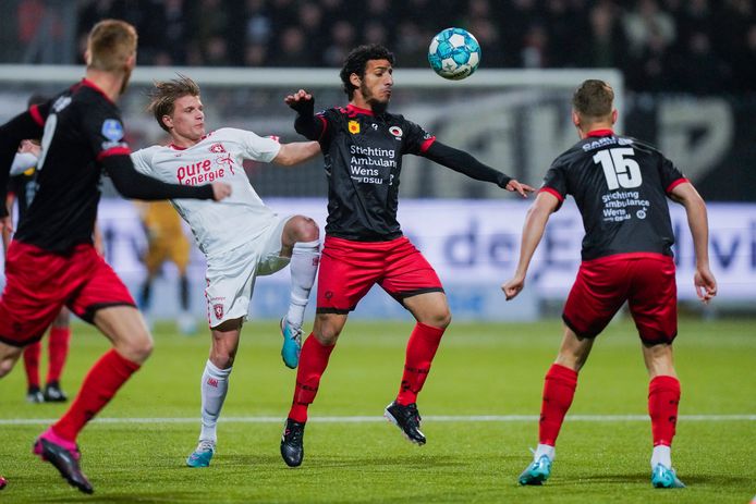 Sem Steijn en Yassin Ayoub duelleren om de bal.